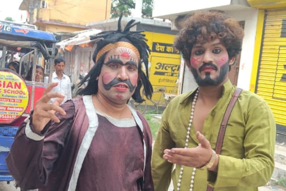 मोबाइल के दौर में 'दम' तोड़ती सदियों पुरानी बहरूपिया कला; ठाकुरगंज की सड़कों पर उतरे "क्रूर सिंह" और "लैला-मजनू", याद आए बचपन के दिन