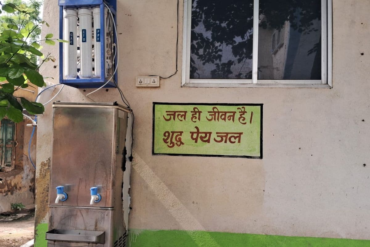 अरवल के अस्पतालों में व्यवस्था फेल: इलाज के साथ पानी के लिए भी जंग, बूंद-बूंद पानी के लिए तरसते मरीज