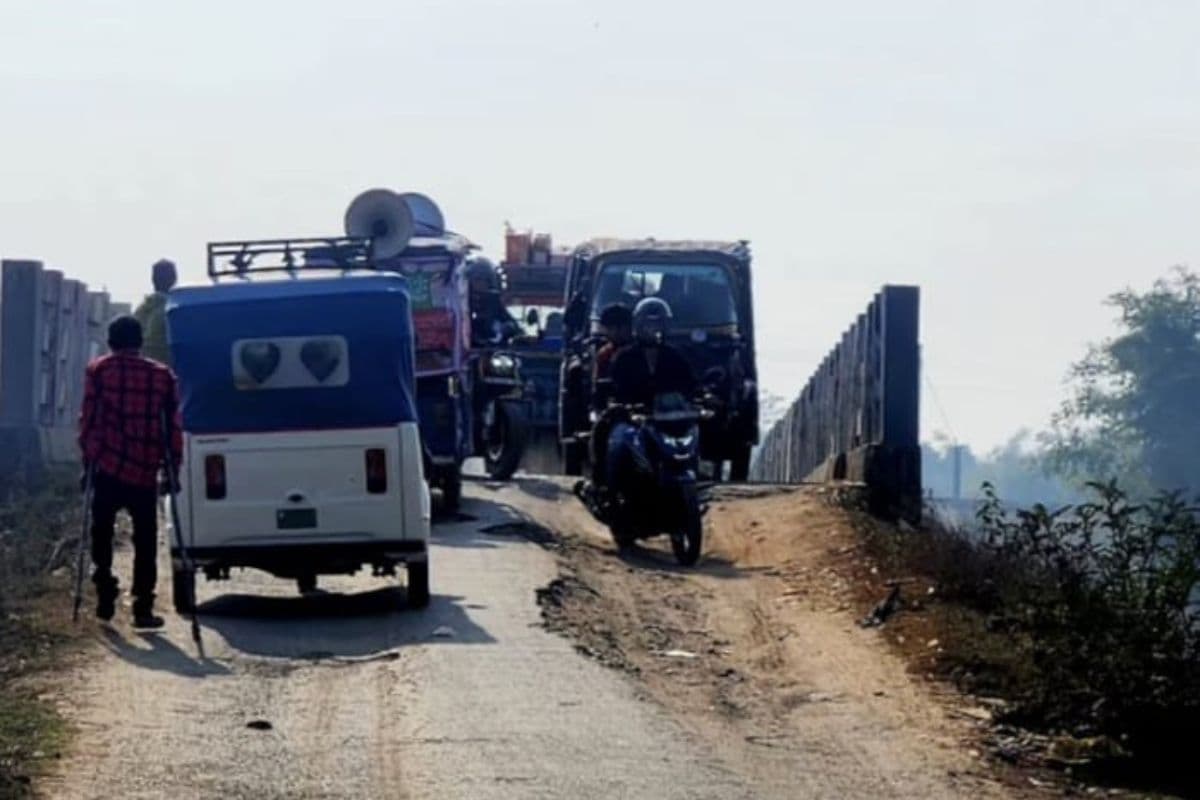 कादोगांव बाजार मुख्य सड़क का पुल बना 'डेथ ट्रैप', संपर्क पथ धंसने से कभी भी हो सकता है बड़ा हादसा, ग्रामीणों में भारी आक्रोश