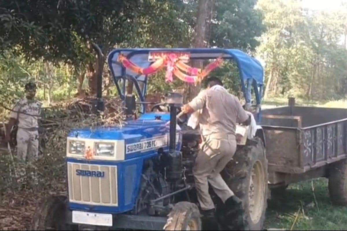 नवादा में छापेमारी टीम पर बालू माफिया ने की फायरिंग, दो ट्रैक्टर जब्त