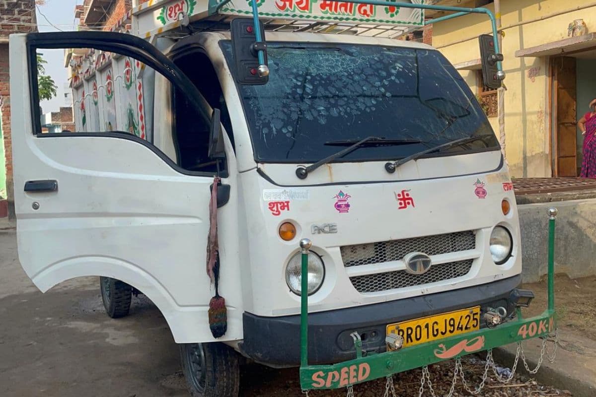 Arwal News : कुर्था में घर के बाहर लगी पिकअप में अज्ञात अपराधियों ने लगाई आग