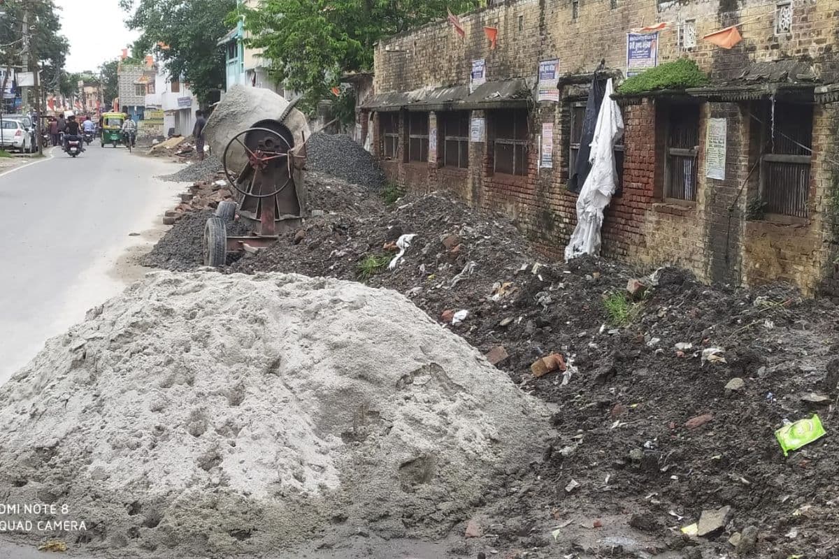 फारबिसगंज में ₹22 लाख के नाला निर्माण में धांधली, धड़ल्ले से हो रहा सफेद बालू का इस्तेमाल, भड़के लोग