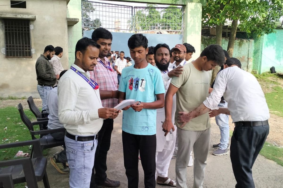 कटिहार के 19 केंद्रों पर पैरामेडिकल प्रवेश परीक्षा संपन्न, 1299 परीक्षार्थी रहे गैरहाजिर, शहर में लगा रहा जाम