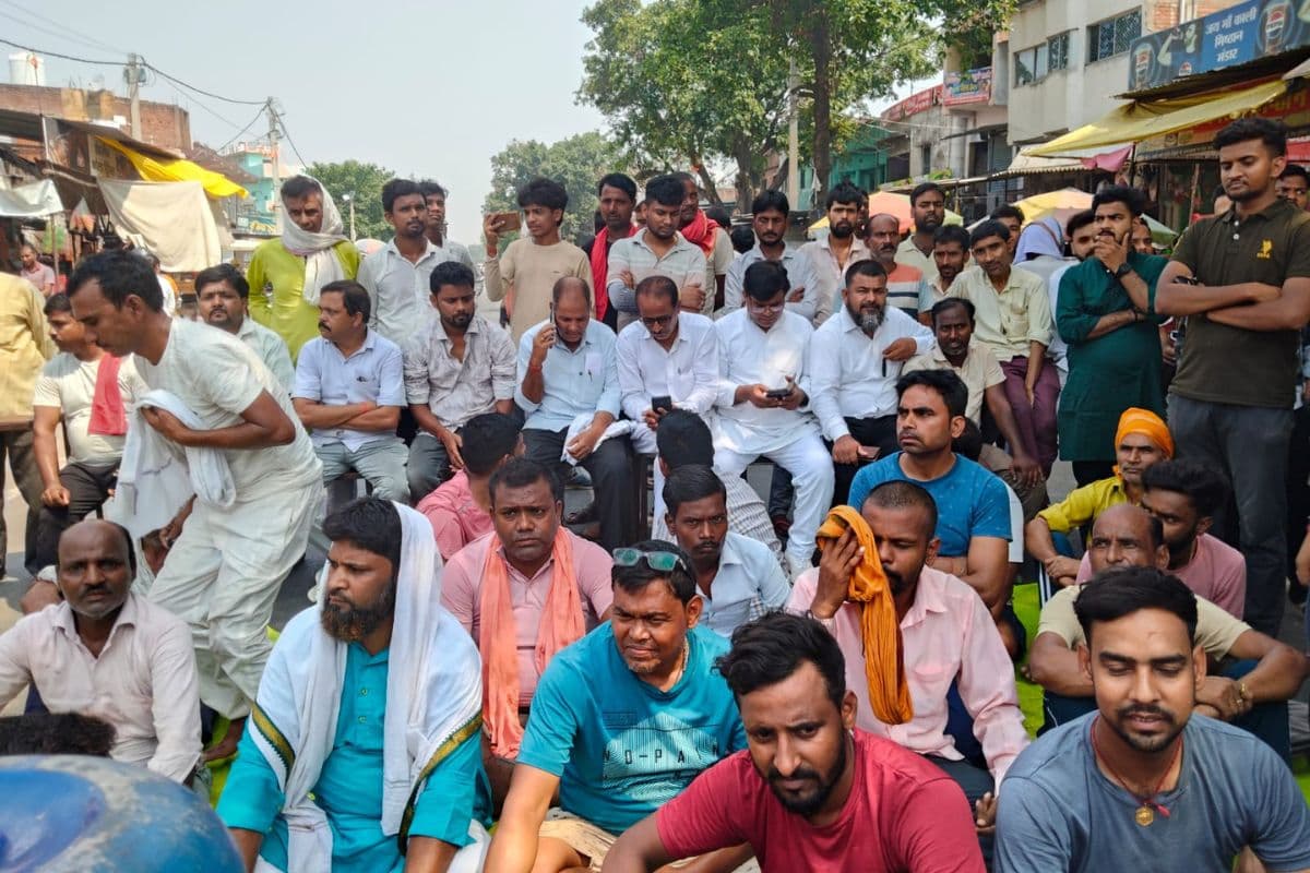 Buxar News : रात के अंधेरे में दो किराना दुकानों में चोरी, नाराज दुकानदारों ने जाम की सड़क