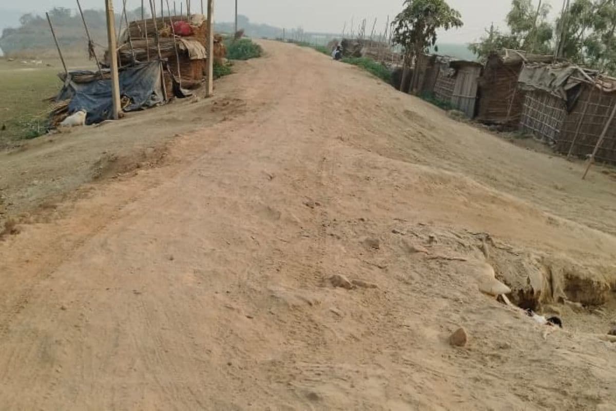 कटिहार में महानंदा तटबंध की 400 मीटर सड़क बनी 'आफत': मुआवजे के पेंच में अटका निर्माण, बंगाल को जोड़ने वाली लाइफलाइन जर्जर
