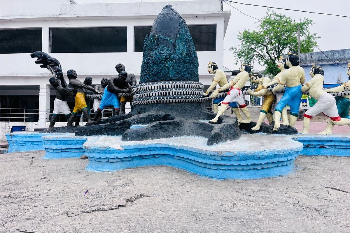 मंदार पर्वत पर उमड़ रहा आस्था का सैलाब: देश-विदेश से पहुंच रहे श्रद्धालु, जानें भगवान मधुसूदन मंदिर के कपाट खुलने और आरती का पूरा समय