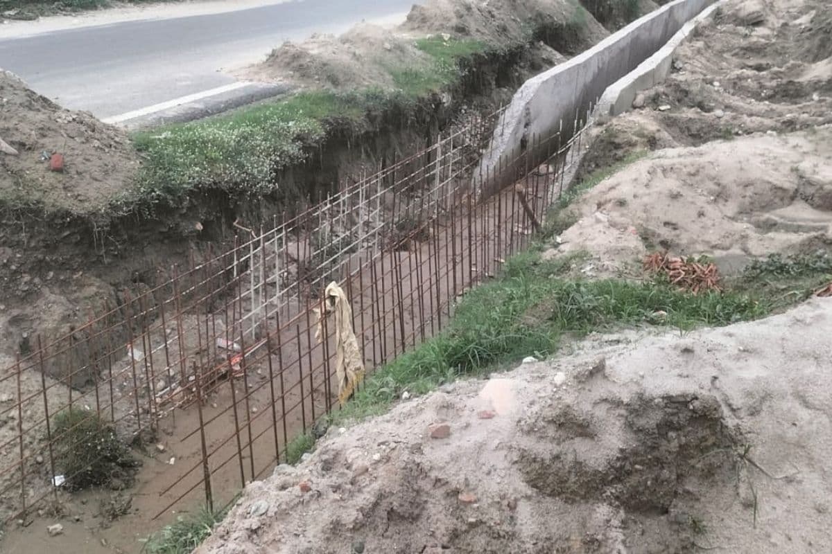 नरपतगंज में सर्विस रोड पर अधूरा छूटा नाला दे रहा हादसों को न्योता; सरिया निकलने से राहगीर परेशान, ग्रामीणों ने दी आंदोलन की चेतावनी