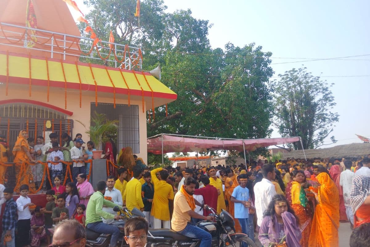 सीवान से जीरादेई के पुखरेड़ा में रुद्र महायज्ञ की कलश यात्रा में उमड़ी श्रद्धालुओं की भीड़