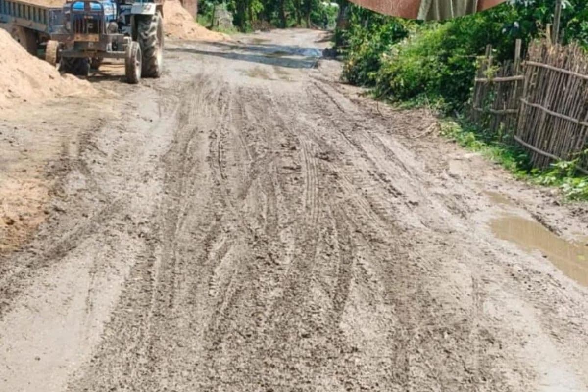 कांटाकोश की जर्जर मुख्य सड़क से 25 हजार लोग बेहाल, भारी वाहनों की वजह से सड़क पर बने गहरे गड्ढे, जल्द मरम्मत की मांग