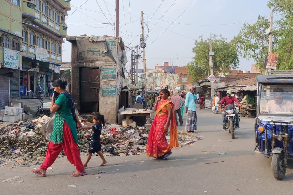 Nawada News : वारिसलीगंज मोड़ पर गंदगी का अंबार, सड़ांध से लोग परेशान
