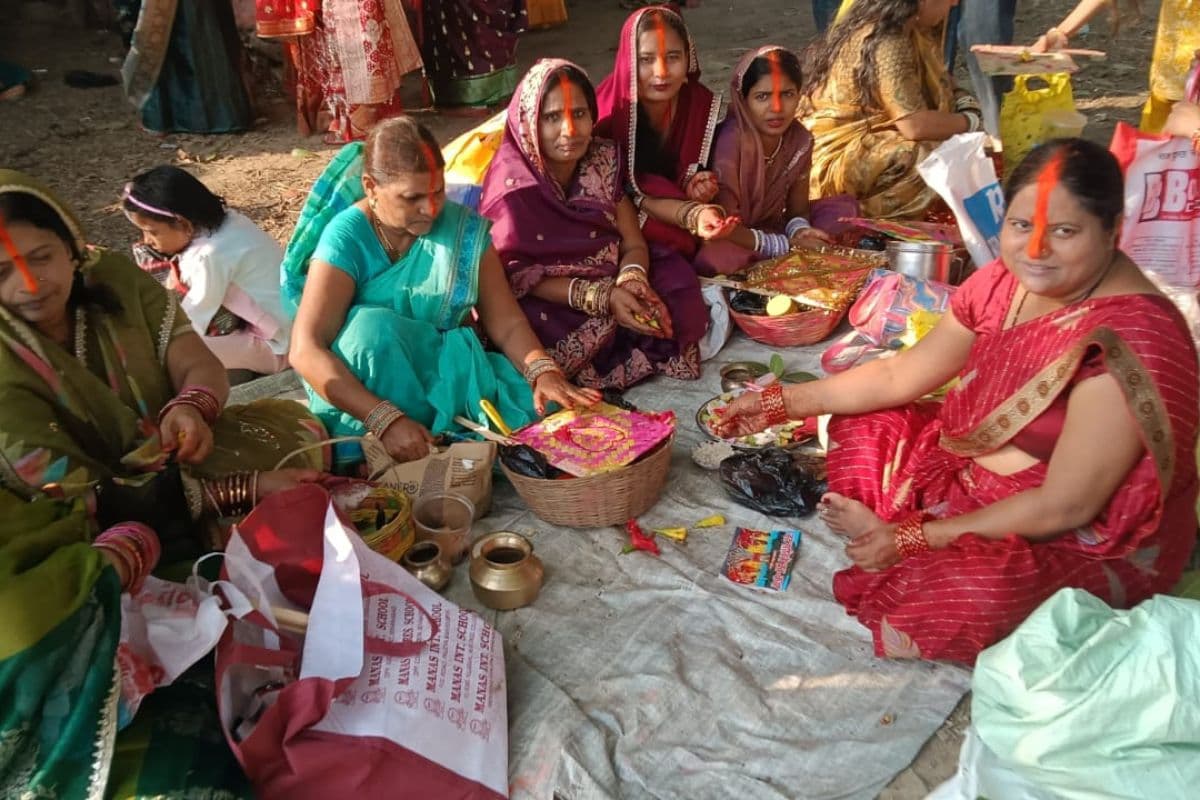 Jehanabad News : व्रतियों ने उत्साह के साथ मनाई वट सावित्री पूजा