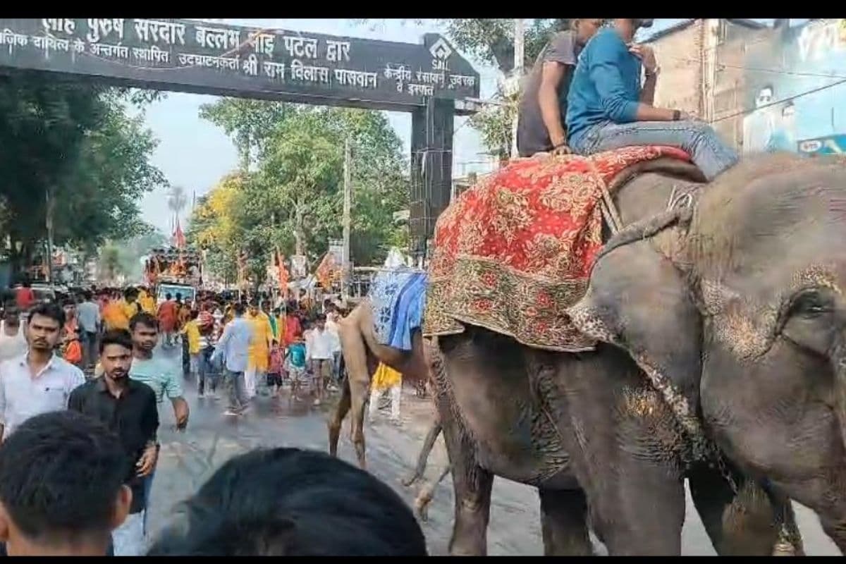 Hajipur News : अष्ट्याम यज्ञ को लेकर हाथी, घोड़ा, ऊंट व गाजे-बाजे के साथ निकाली कलश यात्रा
