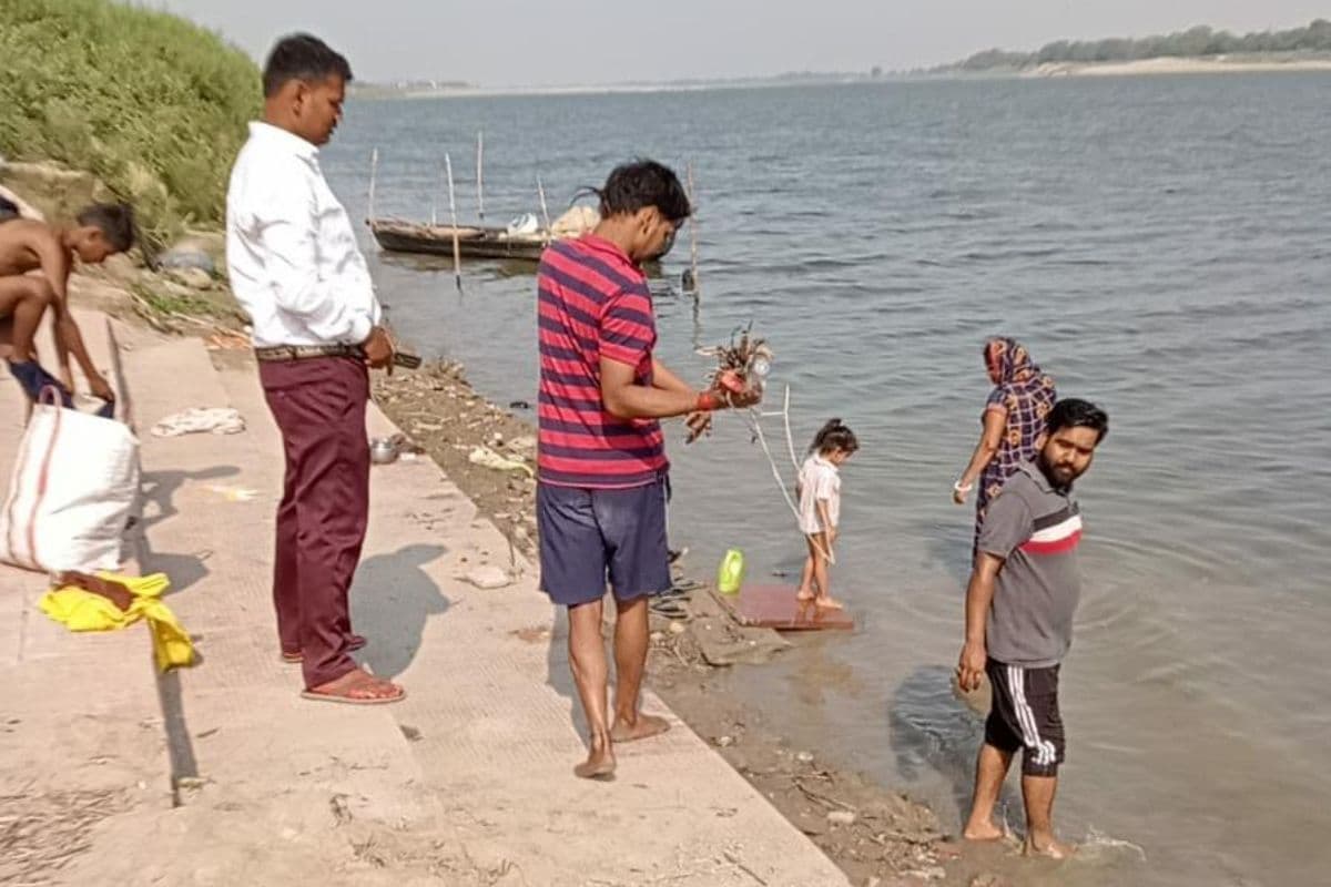 बक्सर में जारी रहा गंगा सफाई महाअभियान, स्वयंसेवकों ने लिया निर्मल गंगा का संकल्प