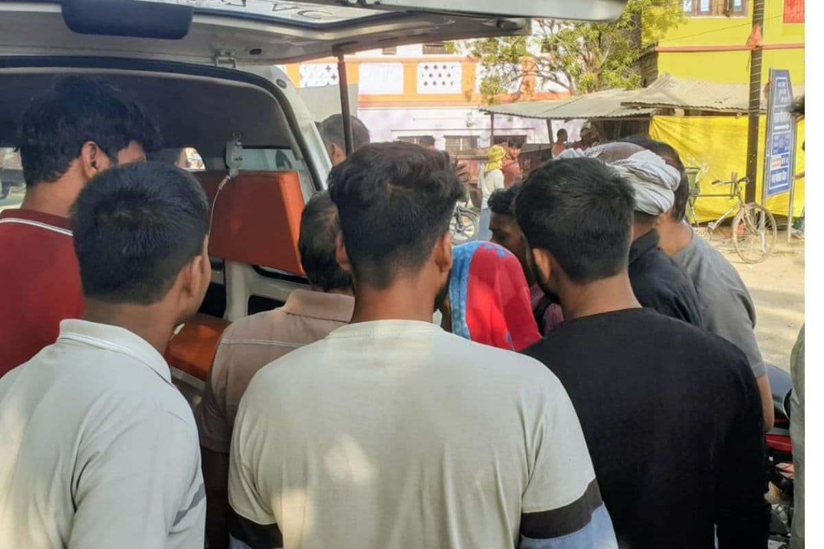 बक्सर में सड़क हादसा: घायल युवक की हालत गंभीर, घंटों सड़क किनारे तड़पता रहा