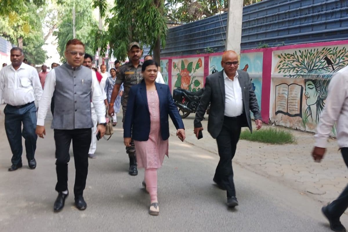 Gopalganj News : आवास से कोर्ट तक पैदल चलकर पहुंचे न्यायिक पदाधिकारी