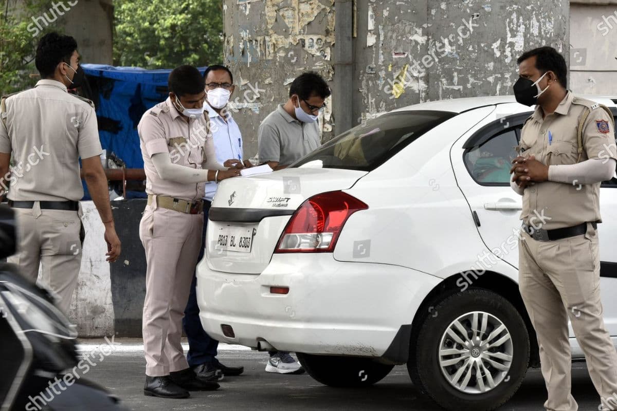 Aurangabad News : चेकिंग से बचने के चक्कर में हादसा, तेज रफ्तार कार खड़े ट्रक से टकराई, तीन गंभीर रूप से घायल