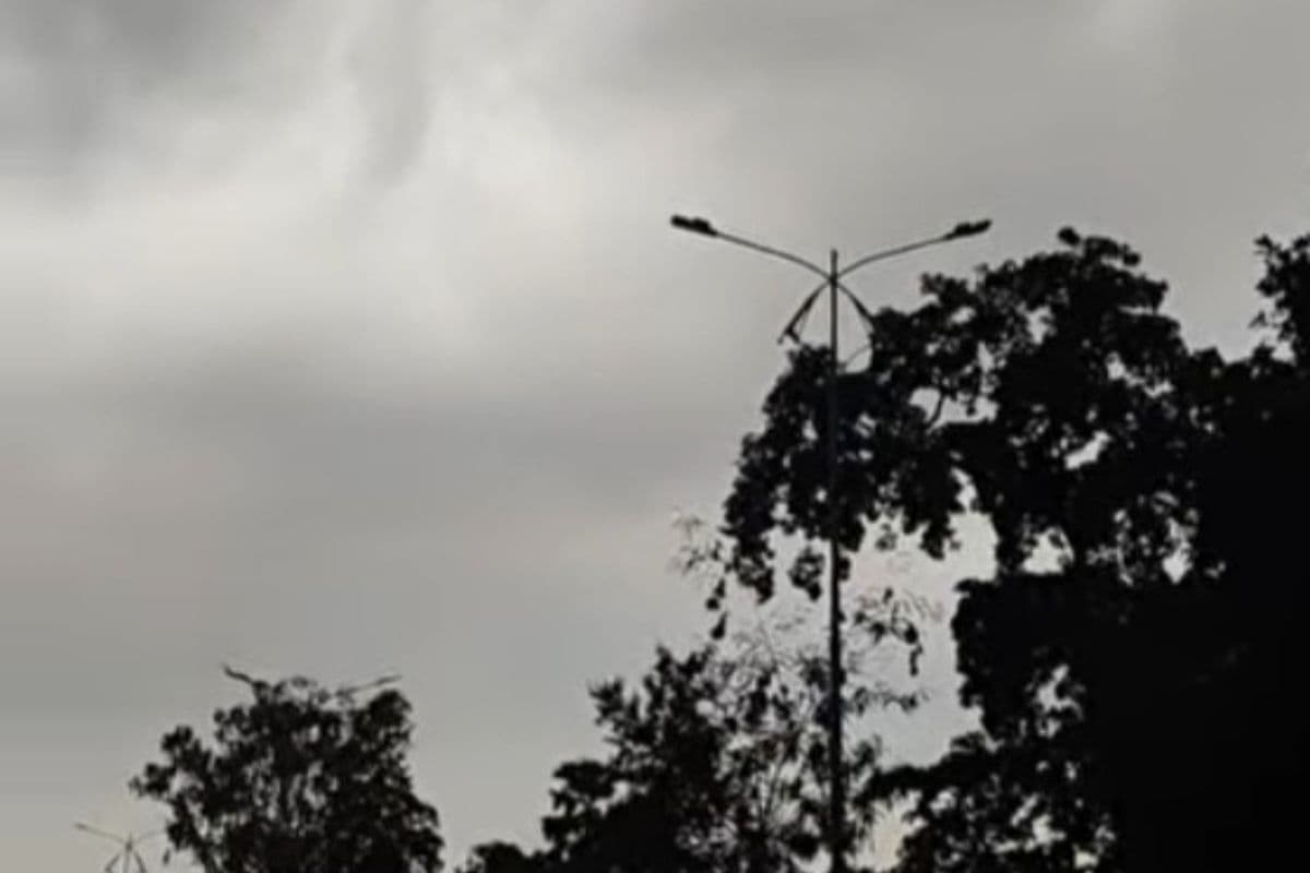 पूर्णिया में आज बाहर निकलने से पहले हो जाएं सावधान: मौसम विभाग का 'येलो अलर्ट' जारी, 60 किमी की रफ्तार से आंधी और वज्रपात की आशंका