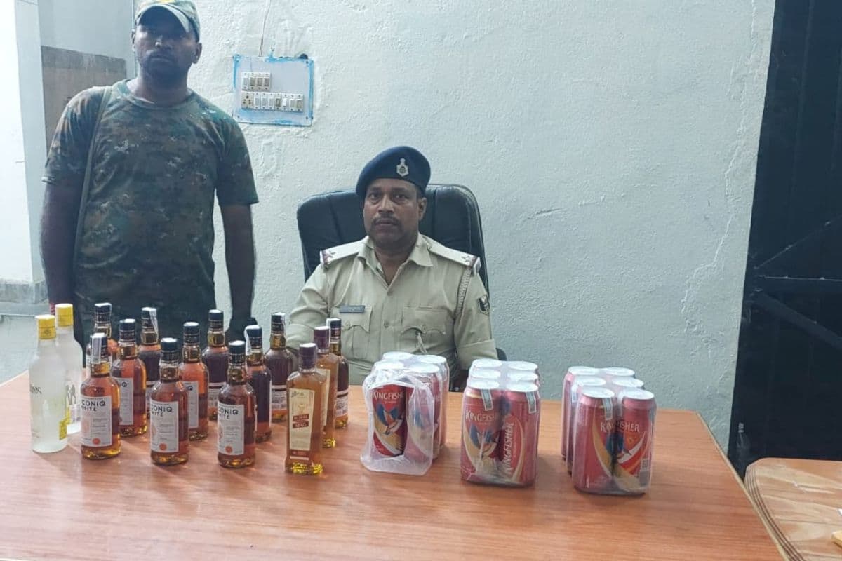 नवादा में पुलिस को देखते ही तस्कर बाइक से बोरा फेंककर फरार हो गया, तलाशी में विदेशी शराब और बियर हुई बरामद