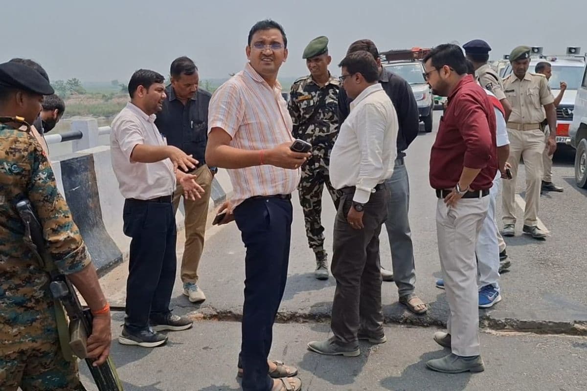 गोपालगंज-बेतिया को जोड़ने वाले गंडक नदी पर बने पुल के स्पाइनल में दरार, भारी वाहनों के परिचालन पर रोक