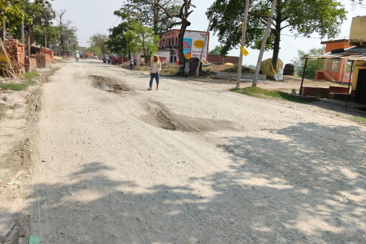 Buxar News : चौसा कोचस मुख्य पथ के मध्य में जानलेवा बना गढ्ढा, ग्रामीणों ने उठाई आवाज
