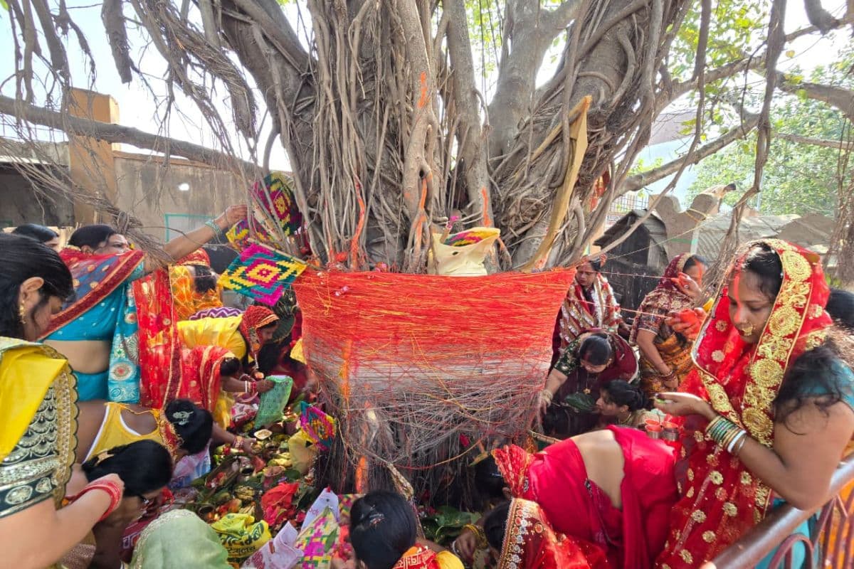 Hajipur News : पति की दीर्घायु और सुख-समृद्धि के लिये वट सावित्री की सुहागिनों ने रखा व्रत