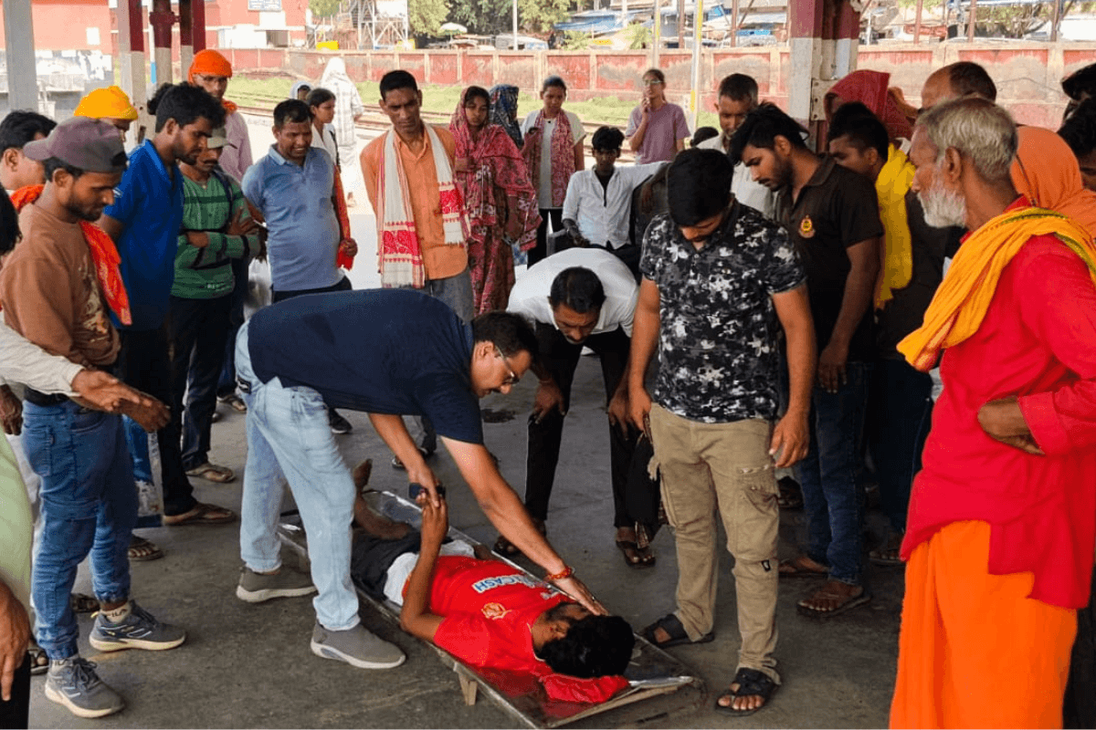 बक्सर के डुमरांव स्टेशन पर चलती ट्रेन में चढ़ने के दौरान गिरा युवक, सिर में गंभीर चोट, हायर सेंटर रेफर