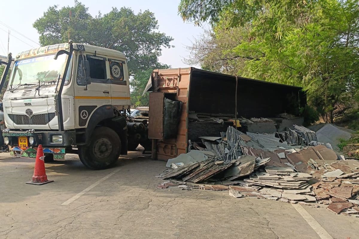Begusarai News : NH-28 पर टाइल्स लदा 22 चक्का ट्रक पलटा, घंटों यातायात प्रभावित