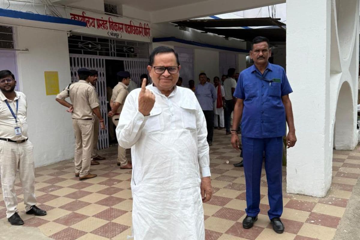 चुनाव अपडेट:बिहार विधान परिषद सभापति अवधेश नारायण सिंह ने पीरो में किया मतदान