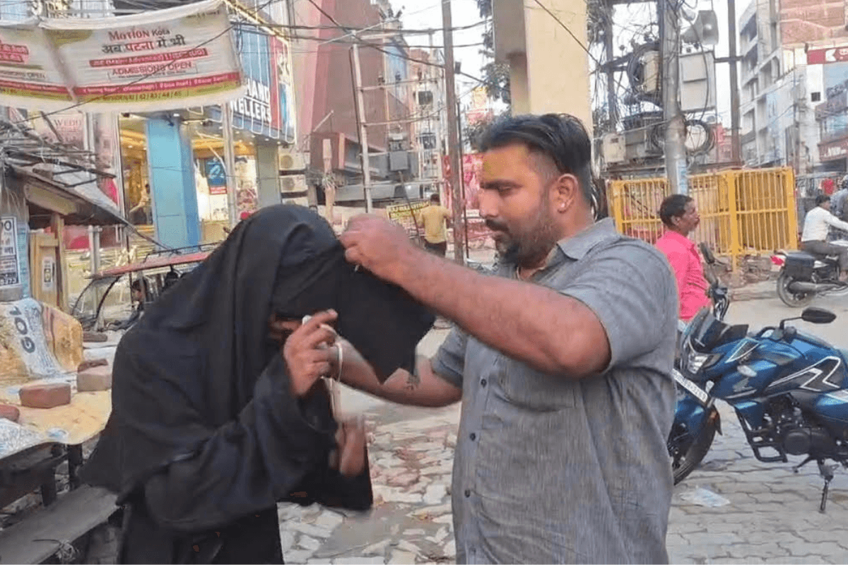 बेगूसराय के काली स्थान मंदिर के सामने बुर्का पहनकर रील बना रहा था युवक, लोगों ने रंगे हाथ पकड़कर लगवाई उठक-बैठक