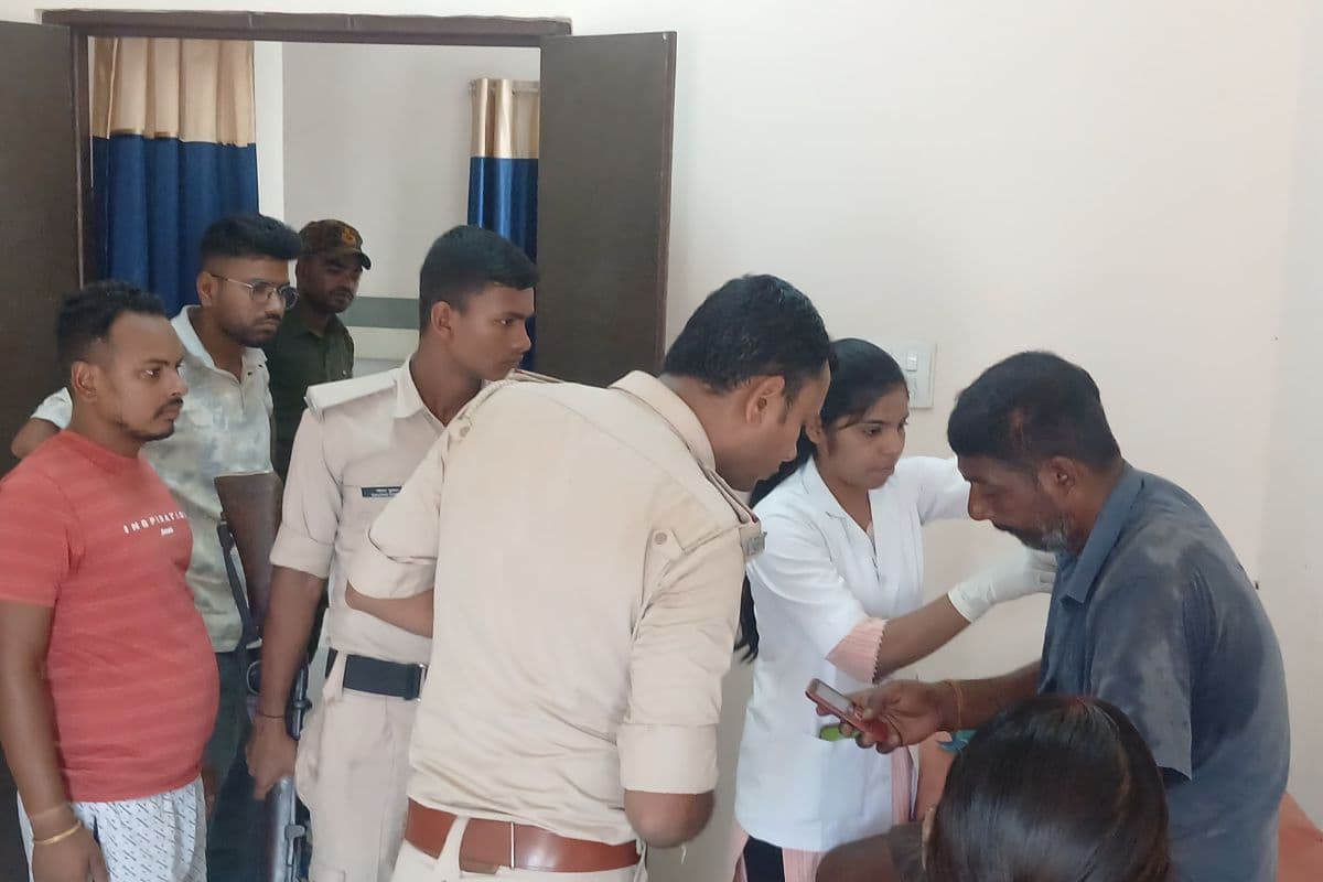एनएच-31 पर कार की जोरदार टक्कर से बाइक सवार अधेड़ गंभीर रूप से घायल, प्राथमिक उपचार के बाद हायर सेंटर रेफर