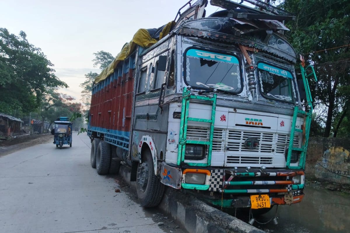 Darbhanga News: दरभंगा में मौत को दावत दे रहे रोड डिवाइडर, रिफ्लेक्टर न होने से डिवाइडर पर चढ़ा ट्रक