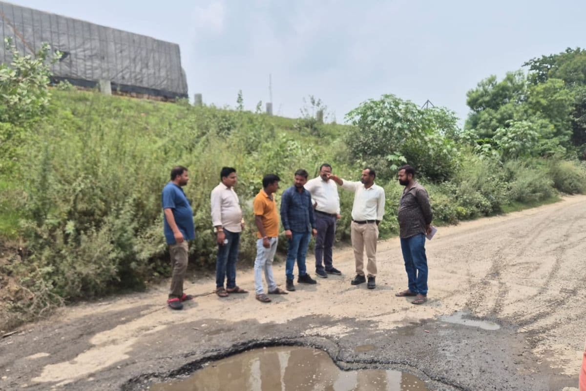 नरपतगंज में NHAI का बड़ा एक्शन: सेंट्रल बैंक के पास जर्जर सर्विस रोड का अधिकारियों ने किया निरीक्षण, 24 घंटे में मरम्मत का दावा
