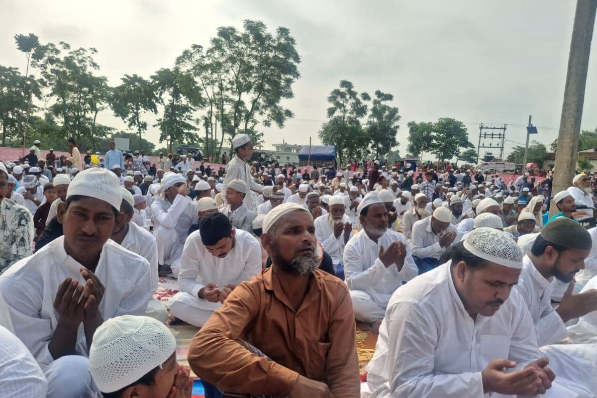 फलका प्रखंड में अकीदत और शांति के साथ मनाया गया बकरीद का त्योहार; ईदगाहों में नमाज के बाद दी गई कुर्बानी, दुआओं में उठे हजारों हाथ