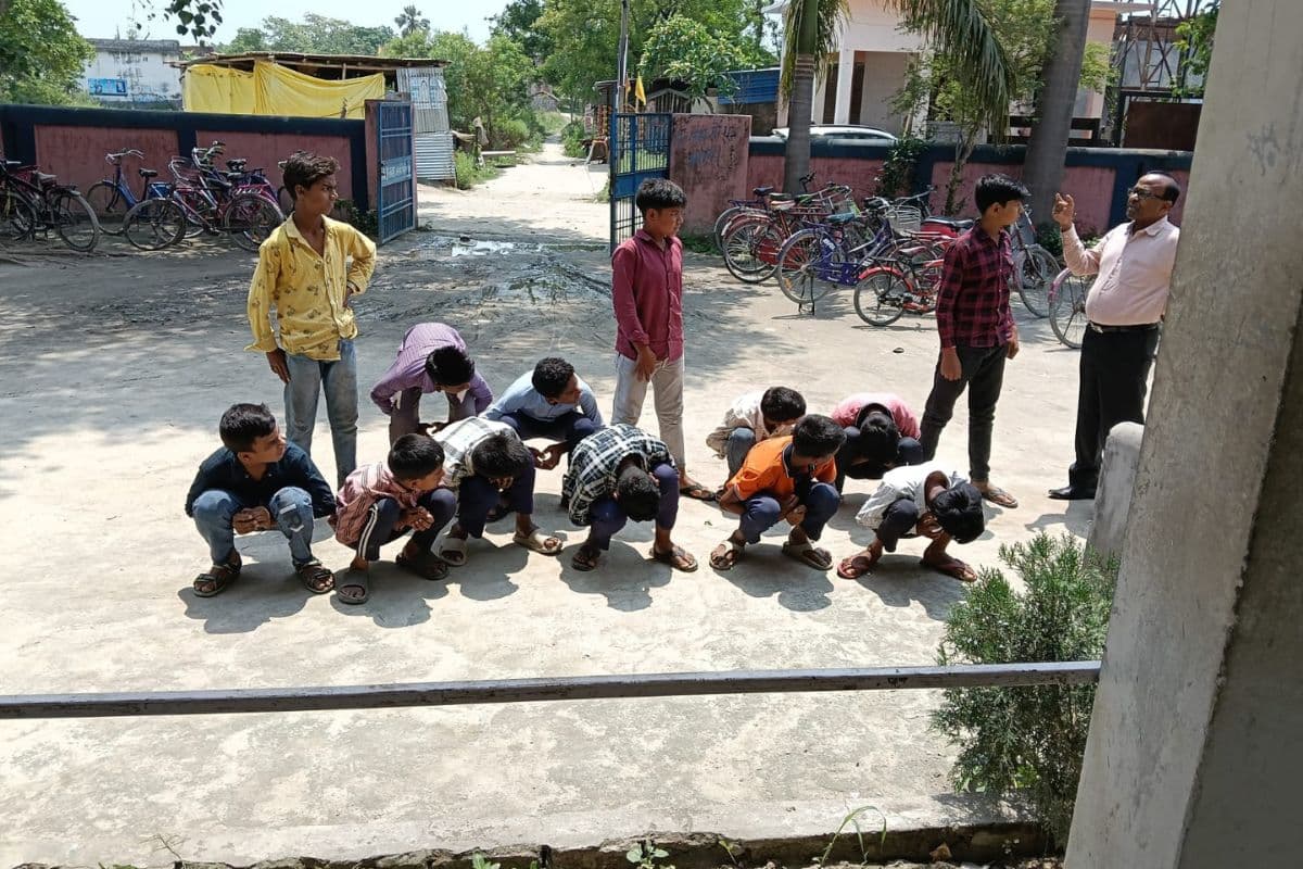 अमानवीय: जांच करने पहुंचे बीईओ ने बच्चों को बनाया 'मुर्गा', फोटो वायरल