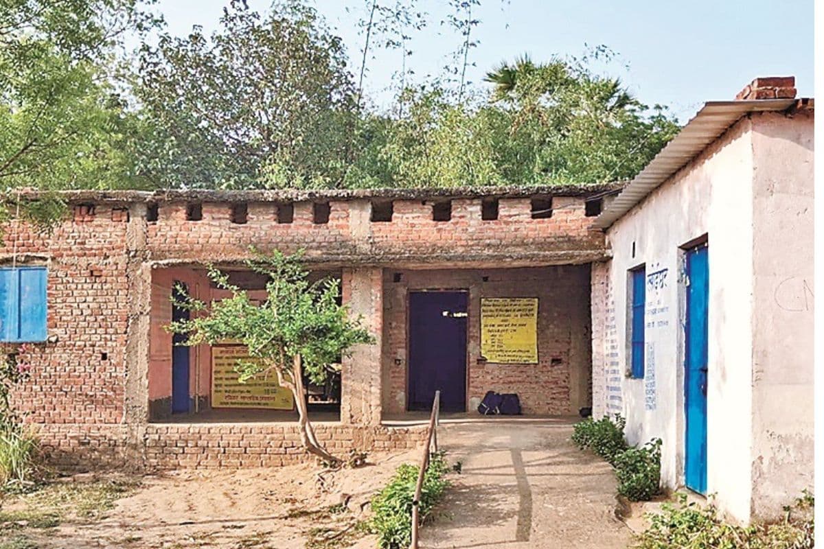 शिक्षा व्यवस्था पर सवाल: अरवल में बिना बिजली और सुरक्षा के बच्चों की रो रही पढ़ाई, स्कूल की बदहाली से नाराज लोग