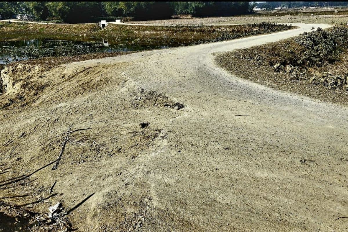 खनन में लगे ट्रैक्टरों के तांडव से ग्रामीण सड़कें बदहाल, राहगीर परेशान, विभाग मौन