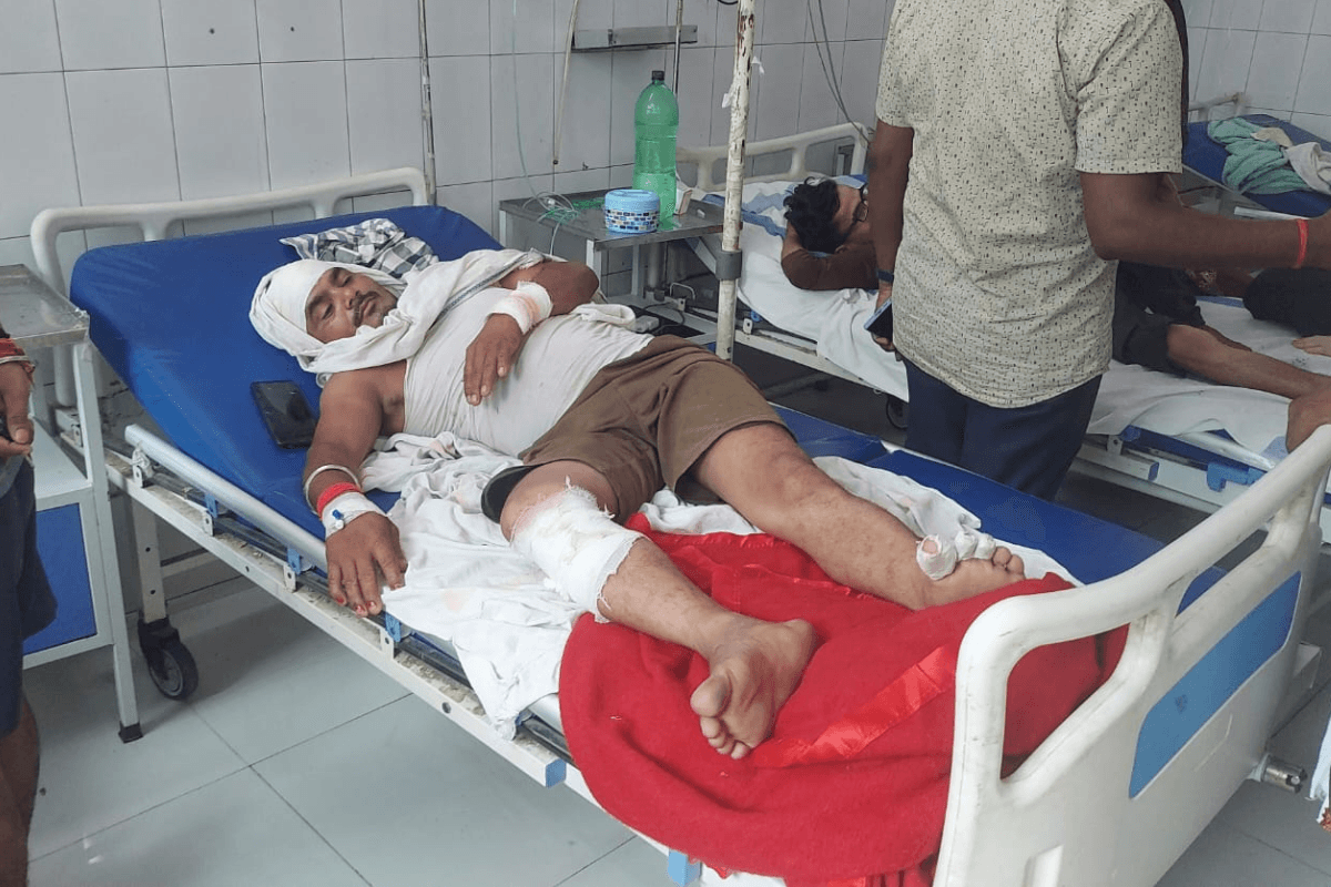 शेखपुरा में लहेरिया कट मार रहे बाइक सवार को बचाने में पलटा टोटो, गर्भवती शिक्षिका समेत तीन जख्मी