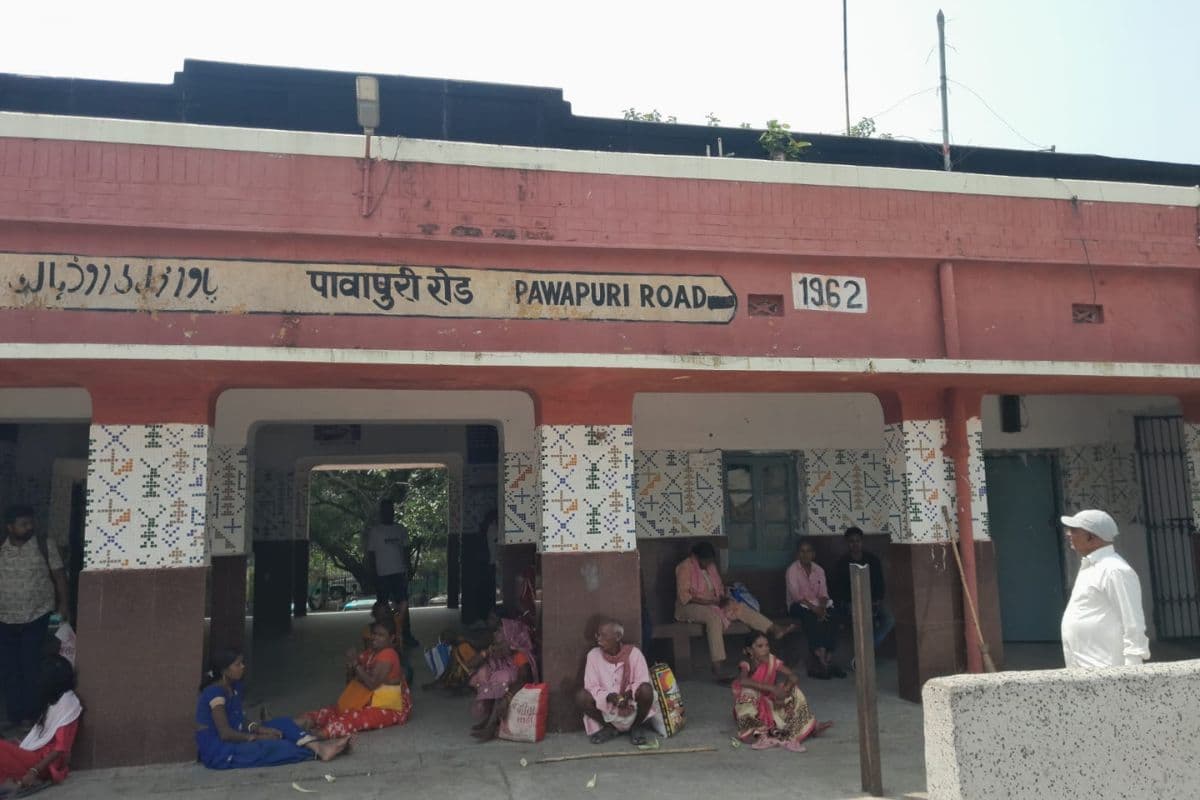 नालंदा जिला का पावापुरी रोङ स्टेशन आर्थिक और धार्मिक दृष्टिकोण से महत्वपूर्ण होते हुए, आज भी उपेक्षा का शिकार है