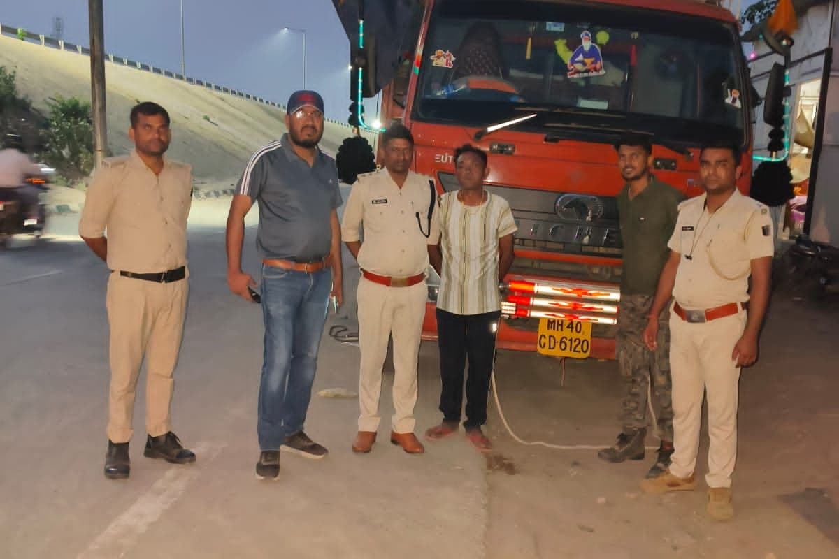 बक्सर में शराब तस्करों का बड़ा खेल बेनकाब! ट्रैक्टर के सीक्रेट चेंबर से करोड़ों की विदेशी शराब बरामद