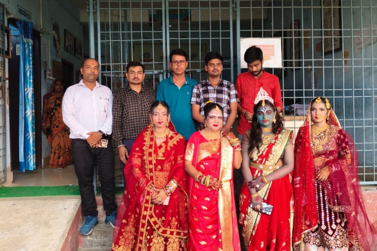 कटिहार के आरसेटी मनसाही में दिखा हुनर: ब्यूटी पार्लर ट्रेनिंग में महिलाओं ने दी ब्राइडल मेकअप की शानदार प्रस्तुति, आत्मनिर्भरता की ओर बढ़ाए कदम