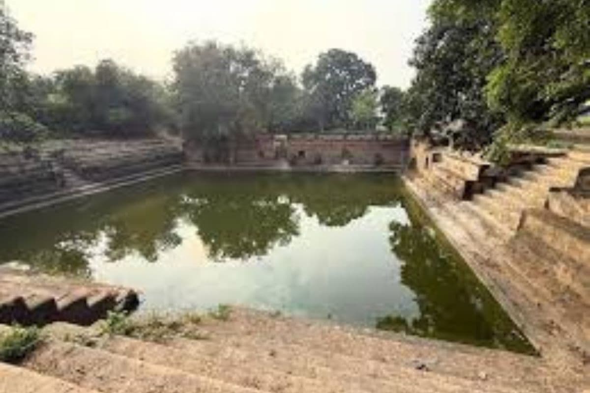 गया के बीचों-बीच करोड़ों की योजना बनी मौत का जाल कृसत तालाब में बंद पड़ी लाइट एंड साउंड परियोजना, अवशेषों पर खेल रहे बच्चे