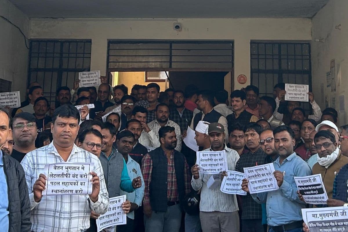 Nawada News : शिक्षकों की वेतन विसंगति व लंबित भुगतान को लेकर सौंपा पत्र
