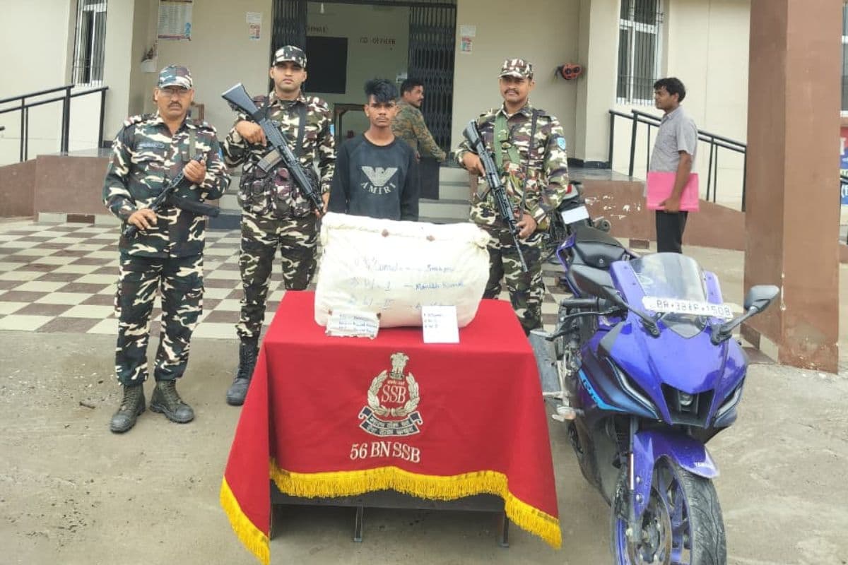 भारत-नेपाल सीमा पर एसएसबी और पुलिस की बड़ी कार्रवाई, 11 किलो गांजा के साथ नेपाली तस्कर गिरफ्तार, बाइक जब्त