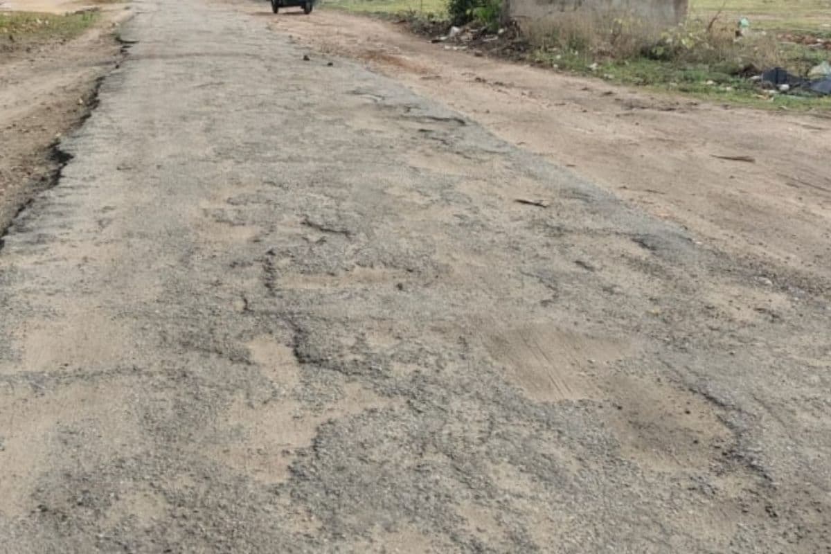 Nawada News : शिलान्यास के नौ महीने बाद भी सड़क निर्माण शुरू नहीं, ग्रामीणों में आक्रोश