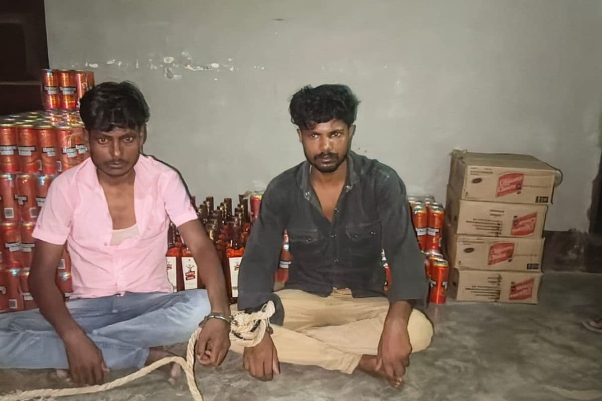 बलरामपुर में बंगाल सीमा पर पुलिस की बड़ी कार्रवाई, कार से 240 लीटर विदेशी शराब जब्त; मधेपुरा के दो तस्कर गिरफ्तार