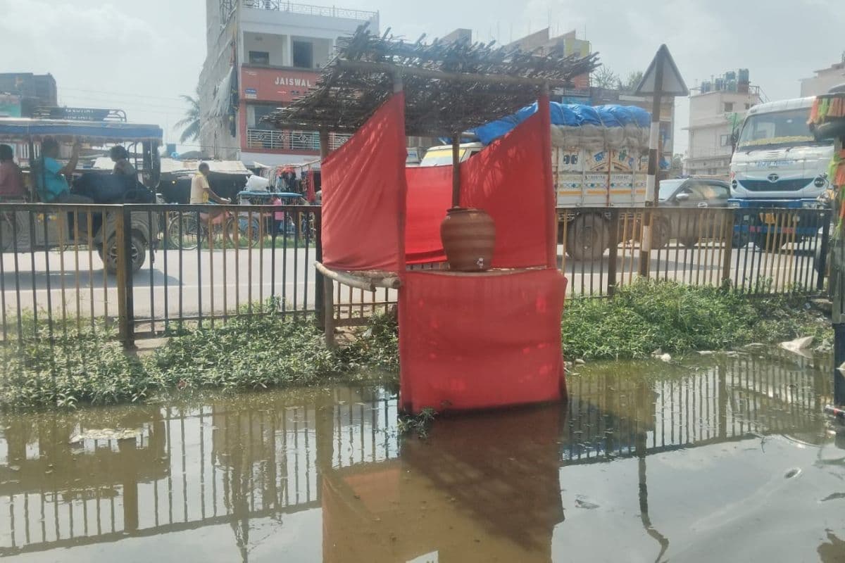 कोढ़ा नगर पंचायत की घोर लापरवाही, गंदे नाले के बीच रखा शुद्ध पेयजल का घड़ा, प्यासे राहगीर आक्रोशित