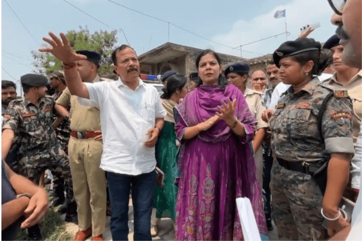 हाजीपुर के सहयोग शिविर में पहुंचे DM, SP और विधायक का घेराव, दलित टोले के रास्ते को लेकर भड़के ग्रामीण, गाड़ी के आगे लेटे