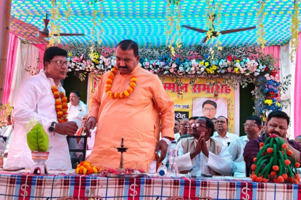 सेवानिवृत्त प्रधानाध्यापक संजय नंदन विश्वास को दी गई भावभीनी विदाई, मुख्य अतिथि विधायक विजय कुमार मंडल बोले- गुरु से बड़ा कोई नहीं