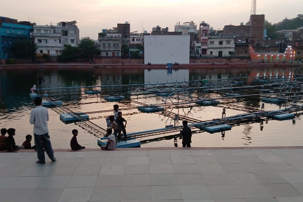 गया के बीचों-बीच करोड़ों की योजना बनी मौत का जाल ब्रह्मसत तालाब में बंद पड़ी लाइट एंड साउंड परियोजना, अवशेषों पर खेल रहे बच्चे