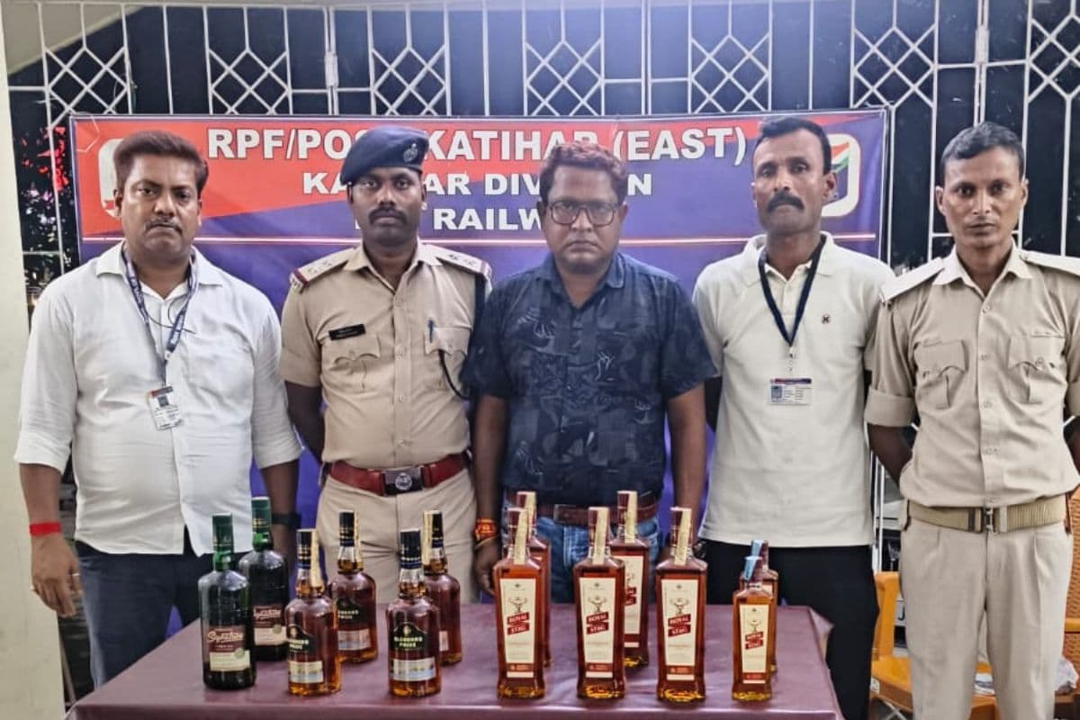 कटिहार में उत्पाद विभाग की ताबड़तोड़ छापेमारी, 78 लीटर शराब के साथ 5 तस्कर गिरफ्तार; ई-रिक्शा जब्त